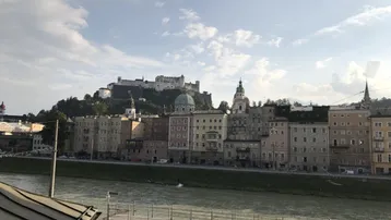 Blick auf die Salzburger Altstadt mit der Festung Hohensalzburg und dem Fluss Salzach.