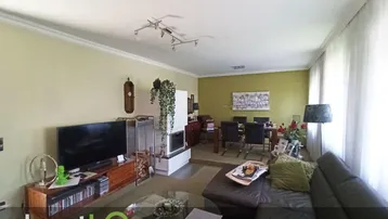 Geräumiger Wohn-Essbereich mit Kamin, bequemer Couch und Esstisch.