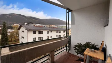 Balkon mit Bergblick und einfacher Ausstattung.
