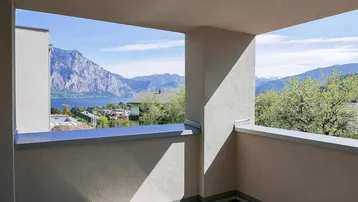 Unfertiger Balkon mit atemberaubendem Blick auf den See und die umliegenden Berge.