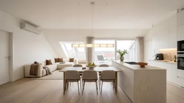 Heller, offener Wohn-Essbereich mit integrierter Küche, modernen Möbeln und Zugang zur Dachterrasse.