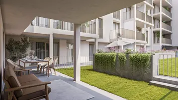 Großzügige Terrasse mit Essbereich, Lounge-Möbeln und angrenzender Rasenfläche.