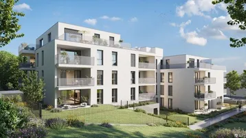 Moderne Wohnanlage mit mehreren Balkonen und Terrassen, umgeben von viel Grün.