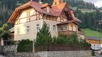 Historisches Chalet mit traditioneller Architektur, Holzelementen und Bergblick in ländlicher Umgebung.