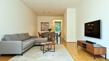 Helles, offen gestaltetes Wohn- und Esszimmer mit Parkettboden und moderner Einrichtung.