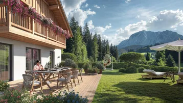 Große Holzterrasse mit Essbereich, Liegestühlen und Bergblick, umgeben von einem gepflegten Garten.