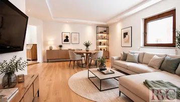 Helles und modern eingerichtetes Wohn-Esszimmer mit Holzboden und gemütlicher Sitzecke.