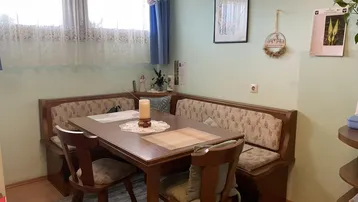 Gemütlicher Essbereich mit Eckbank und Holztisch, ideal für Familienmahlzeiten in entspannter Atmosphäre.