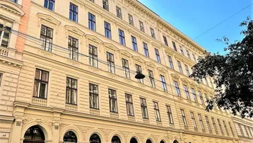 Expose BÖRSE-NÄHE, ERSTBEZUG, 131 m2 Altbau, 2 Zimmer, Wohnküche, Wannenbad, Parketten, Stuck, 2. Liftstock, Zelinkagasse