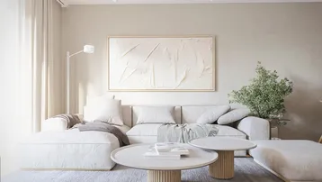 Helles und modern eingerichtetes Wohnzimmer mit beigem Sofa und minimalistischer Dekoration.