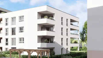 Modernes weißes Wohngebäude mit Balkonen und einer möblierten Terrasse unter einer Pergola.