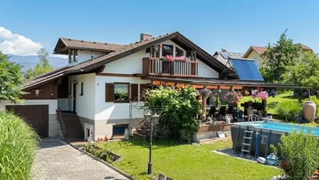 Großzügiges Einfamilienhaus mit Garten, Pool und überdachter Terrasse in sonniger Lage.