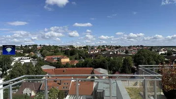Weitläufiger Ausblick über die Stadt und die umliegende Landschaft von der Dachterrasse.
