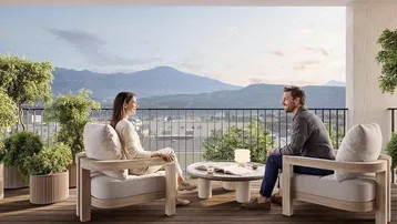 Gemütlicher Balkon mit Holzboden und modernen Möbeln, bietet einen weiten Bergblick.