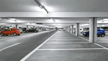 Geräumige Tiefgarage mit zahlreichen Stellplätzen und heller Beleuchtung, ideal für Bewohner.
