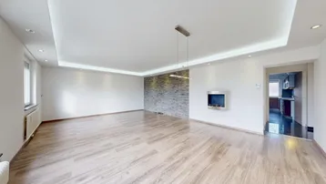 Helles Wohnzimmer mit modernem Holzboden, Steinwand und integriertem Kamin, ideal für gemütliche Abende.