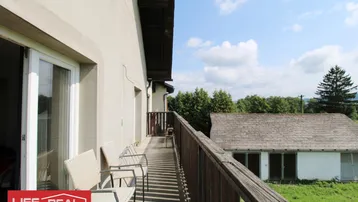 Geräumiger Balkon mit Sitzgelegenheiten und Blick ins Grüne, ideal zum Entspannen im Freien.