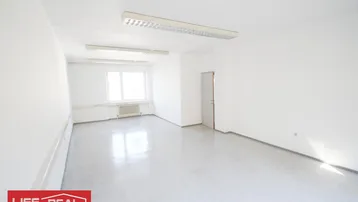 Heller, leerer Raum mit weißen Wänden, hellgrauem Boden und großen Fenstern, ideal für ein Büro.