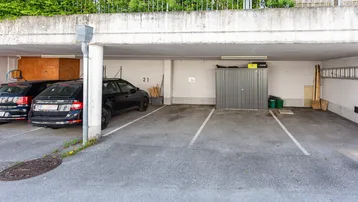 Überdachter Stellplatz in der Tiefgarage mit zusätzlichem Abstellraum für persönliche Gegenstände.
