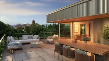 Geräumige Dachterrasse mit stilvollen Outdoor-Möbeln und Essbereich, umgeben von üppigem Grün.
