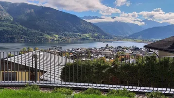 Panoramablick auf den See, die Stadt und die umliegenden Berge von der Liegenschaft aus.