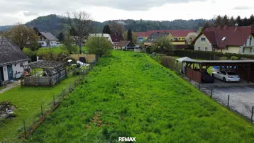 Luftaufnahme eines weitläufigen grünen Grundstücks mit umliegenden Häusern und ländlicher Umgebung.