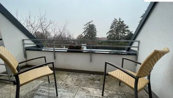 Kleiner Balkon mit Fliesenboden und Sitzgelegenheiten, um die Aussicht zu genießen.