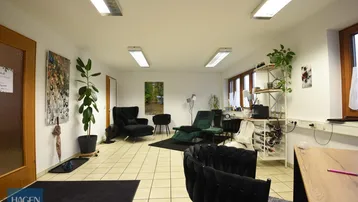 Geräumiger Büroraum mit Fliesenboden, großen Fenstern und funktionaler Einrichtung, ideal für verschiedene Geschäftszwecke.