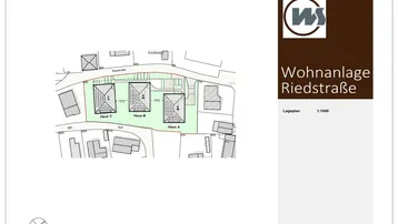 Lageplan der Wohnanlage Riedstraße mit drei Gebäuden und umliegenden Grünflächen.
