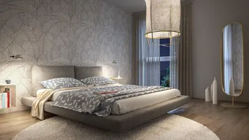 Modernes Schlafzimmer mit großem Bett, gemusterter Tapete, Holzboden und stilvoller Pendelleuchte.