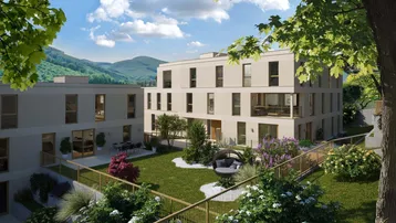 Moderne Wohnanlage mit gepflegtem Gartenbereich und Terrassen, umgeben von grünen Hügeln.
