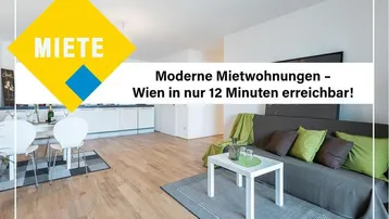 Geräumiger Wohnbereich mit Holzboden, Sofa und Essbereich in offener Gestaltung und integrierter Küche.