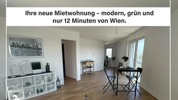 Heller Wohnbereich mit Parkettboden, modernen Möbeln und Zugang zu einem Balkon mit Aussicht.