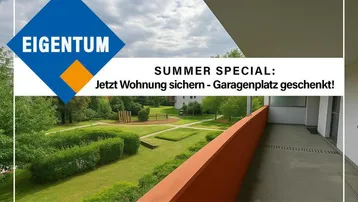 Balkon mit orangefarbener Brüstung und weitem Blick auf einen gepflegten grünen Innenhof mit Bäumen und Hecken.