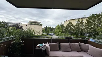 Gemütlicher Balkon mit Sitzgelegenheiten und Blick ins Grüne, perfekt zum Entspannen im Freien.