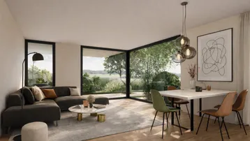 Helles Wohn-Esszimmer mit großen Fenstern, Holzboden und weitem Blick ins Grüne.