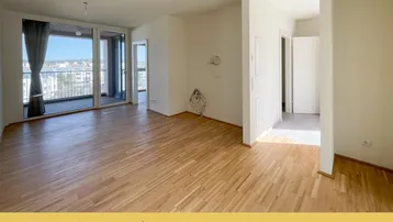 Helles Wohnzimmer mit Parkettboden und Zugang zu einem Balkon mit Stadtblick.