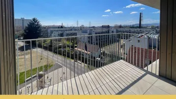Geräumiger Balkon mit Fliesenboden und weitem Blick über die umliegende Wohngegend.