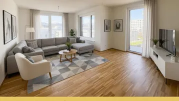 Helles Wohnzimmer mit modernem Sofa, Holzboden und Zugang zu einem Balkon mit Weitblick.
