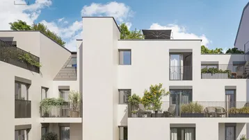 Moderne Fassade eines Wohngebäudes mit mehreren Balkonen und Terrassen unter blauem Himmel.