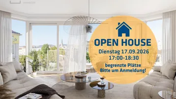 Helles, modern eingerichtetes Wohnzimmer mit großen Fenstern, die einen weiten Stadtblick bieten.