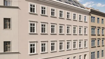 Moderne Fassade eines Wohngebäudes mit vielen Fenstern und klassischer Architektur in der Stadt.