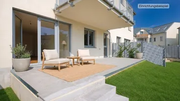Moderne Terrasse mit Sitzgelegenheiten und Zugang zum Garten, umgeben von einer gepflegten Rasenfläche.