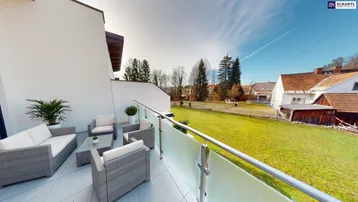 Möblierte Terrasse mit bequemen Loungemöbeln und weitem Blick ins Grüne, perfekt zum Verweilen.