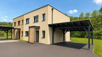 Moderne Doppelhaushälfte mit beigefarbener Fassade, Carport und gepflegter Auffahrt unter blauem Himmel.