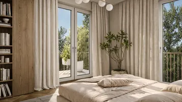 Helles Schlafzimmer mit Zugang zum Balkon, Holzboden und Blick ins Grüne.