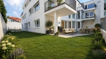 Sonniger Garten mit gepflegtem Rasen und großer, möblierter Terrasse an einem modernen Wohngebäude mit Balkon.