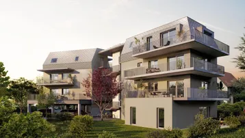 Moderne Wohnanlage mit mehreren Balkonen und begrünten Außenbereichen, eingebettet in eine natürliche Umgebung.