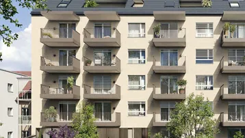 Moderne Wohnhausfassade mit mehreren Balkonen, Dachfenstern und Photovoltaikanlage auf dem Dach.
