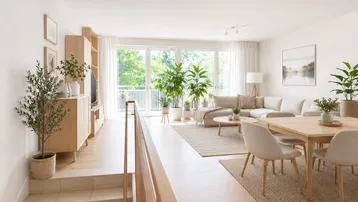 Helles, offenes Wohn-Esszimmer mit Holzboden, großen Fenstern und Zugang zum Balkon.